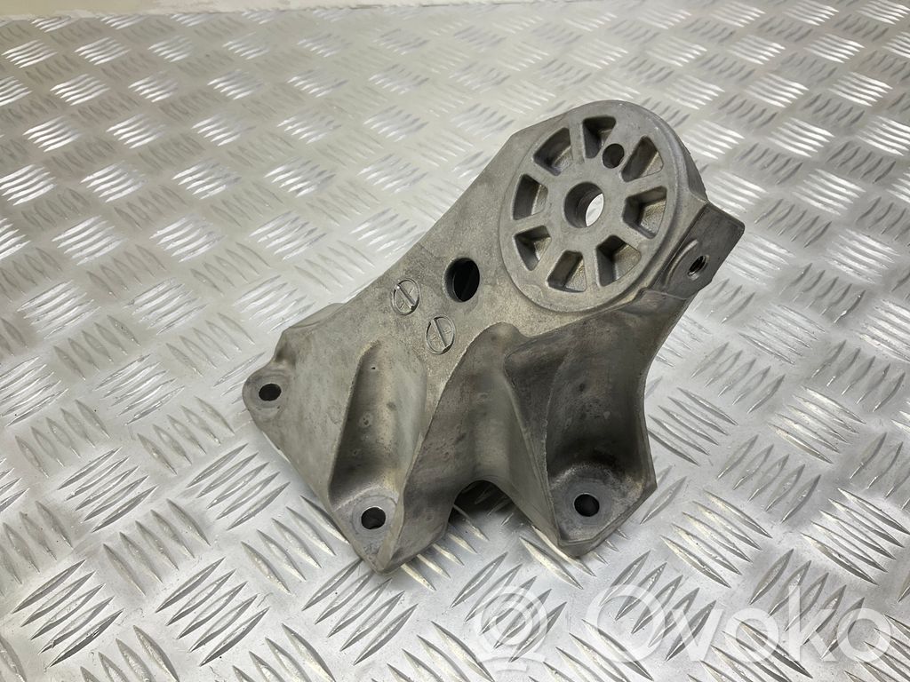 Volkswagen Touareg II Engine mounting bracket 