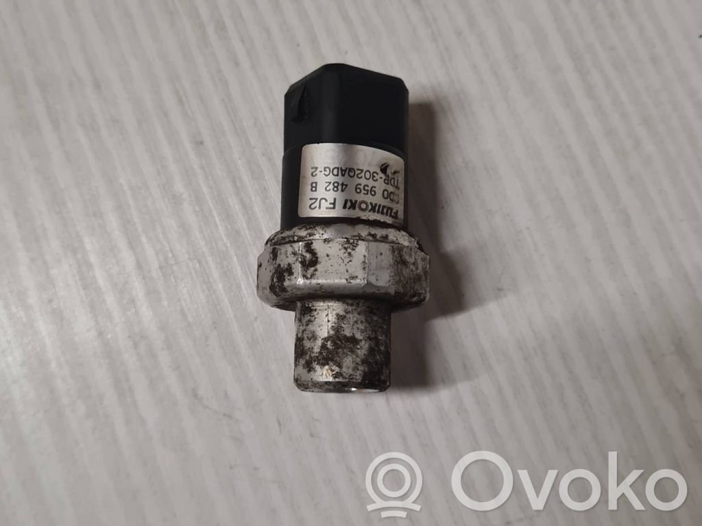 Volkswagen PASSAT B5.5 Ilmastointilaitteen paineanturi (A/C) 