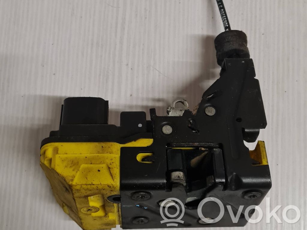 Volvo S60 Priekšpusē slēdzene 