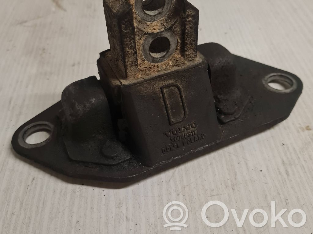 Volvo V70 Engine mount bracket 