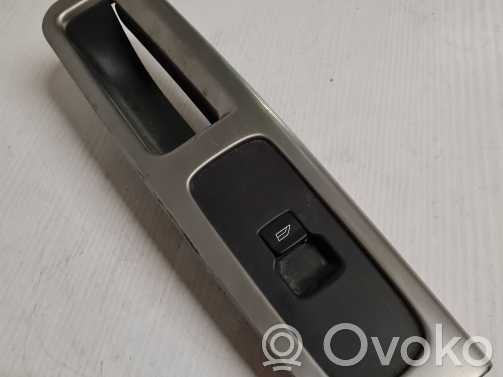 Volvo V50 Front door interior handle trim 