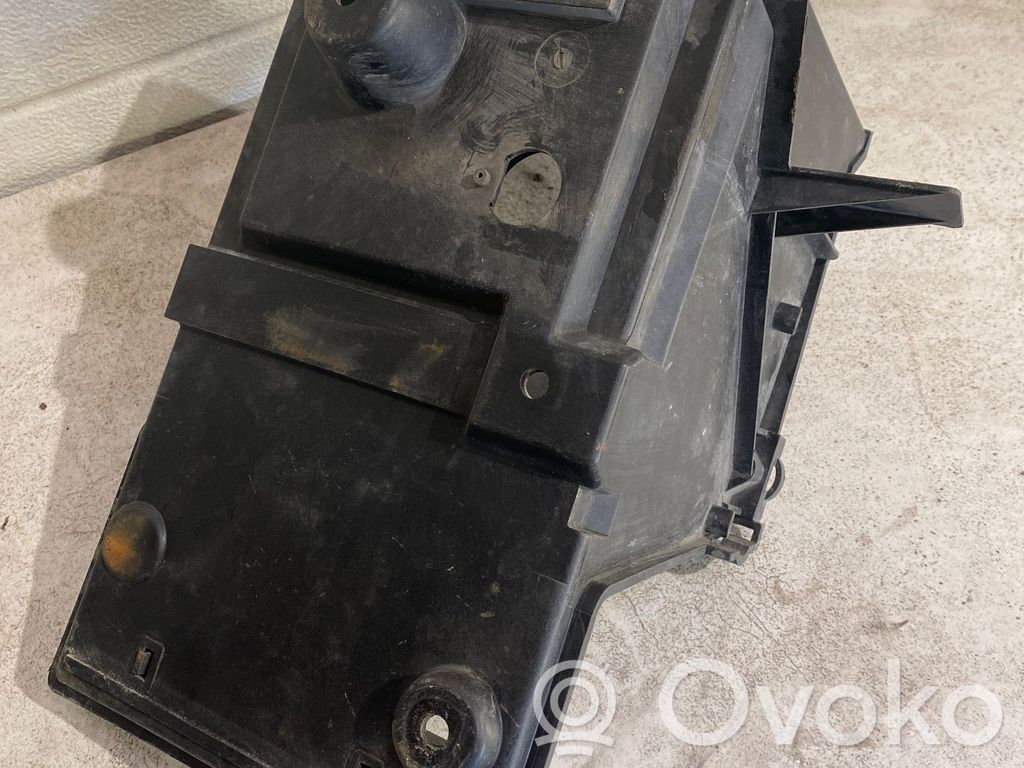 Volvo V50 Akkulaatikon alusta 