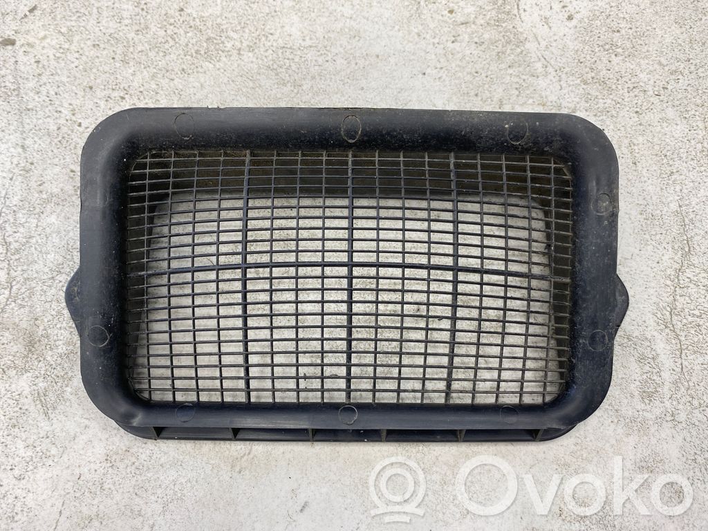 Volkswagen Golf V Kratka wentylacyjna pod zderzakiem tylnym 