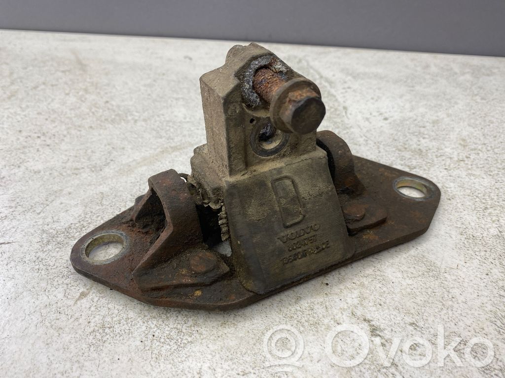 Volvo S60 Engine mount bracket 