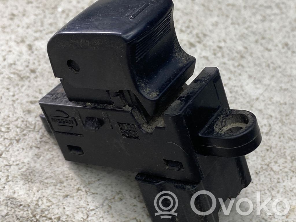 Nissan Pathfinder R51 Electric window control switch 