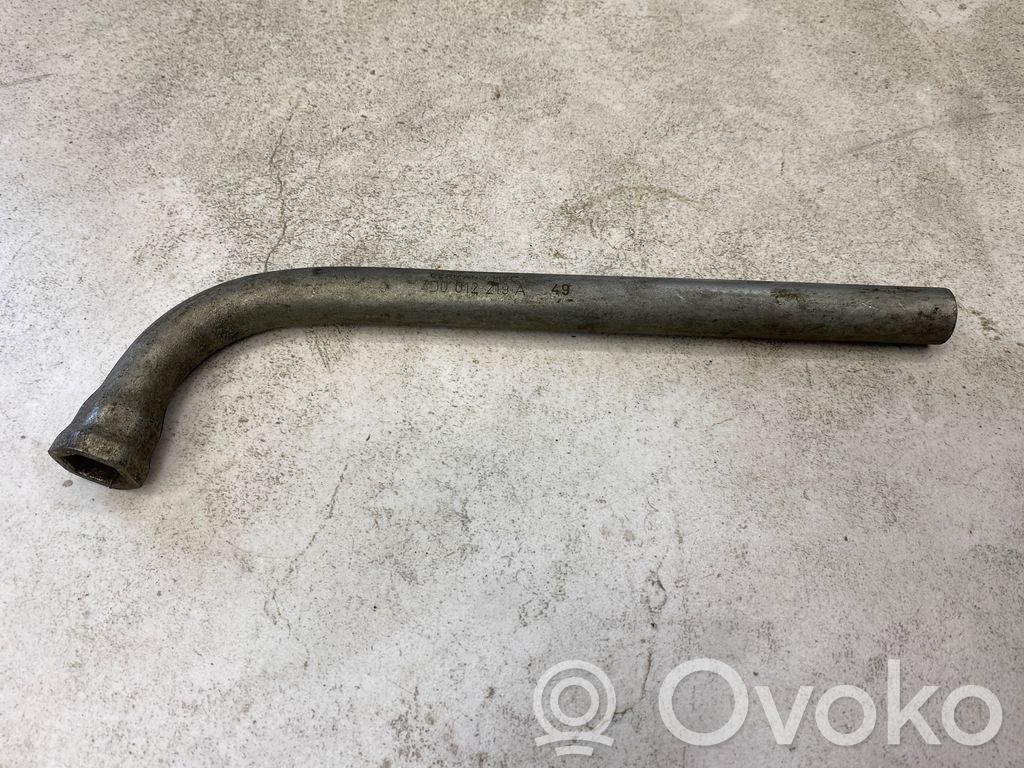 Volkswagen PASSAT B6 Llave de tuercas de rueda 