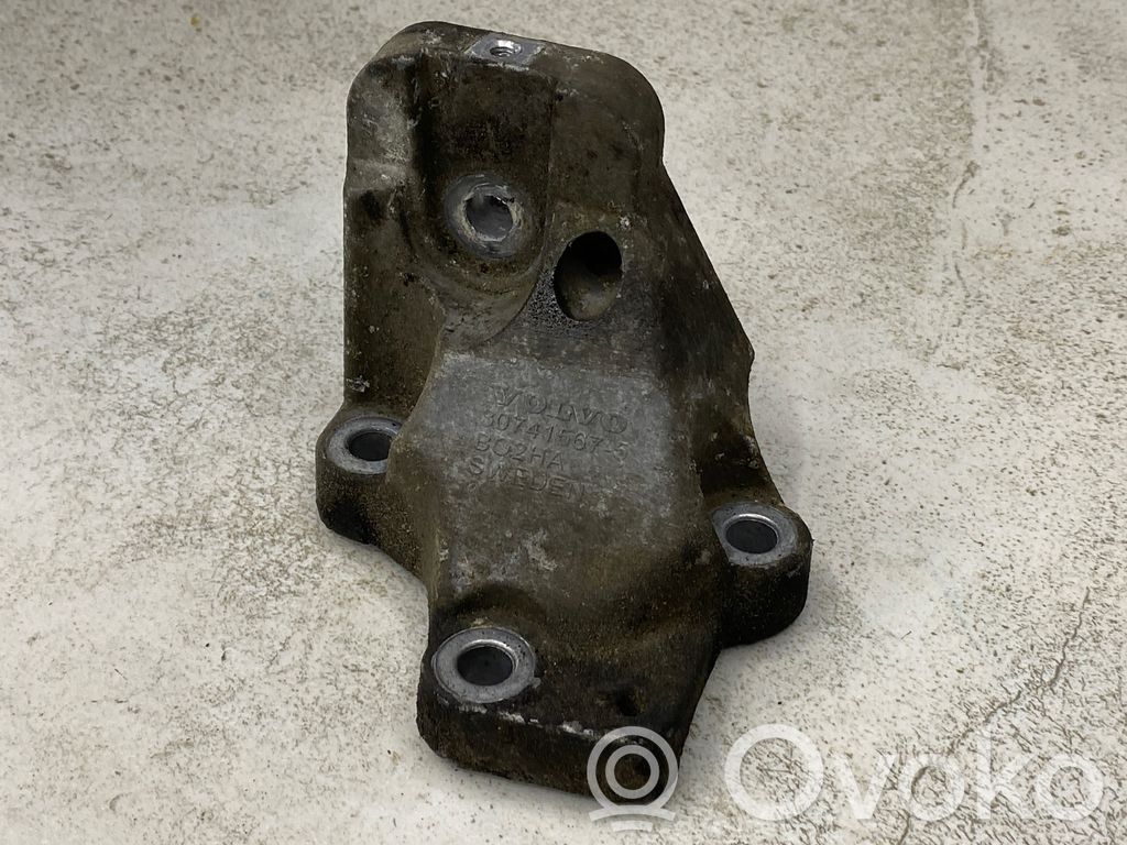 Volvo XC90 Engine mounting bracket 