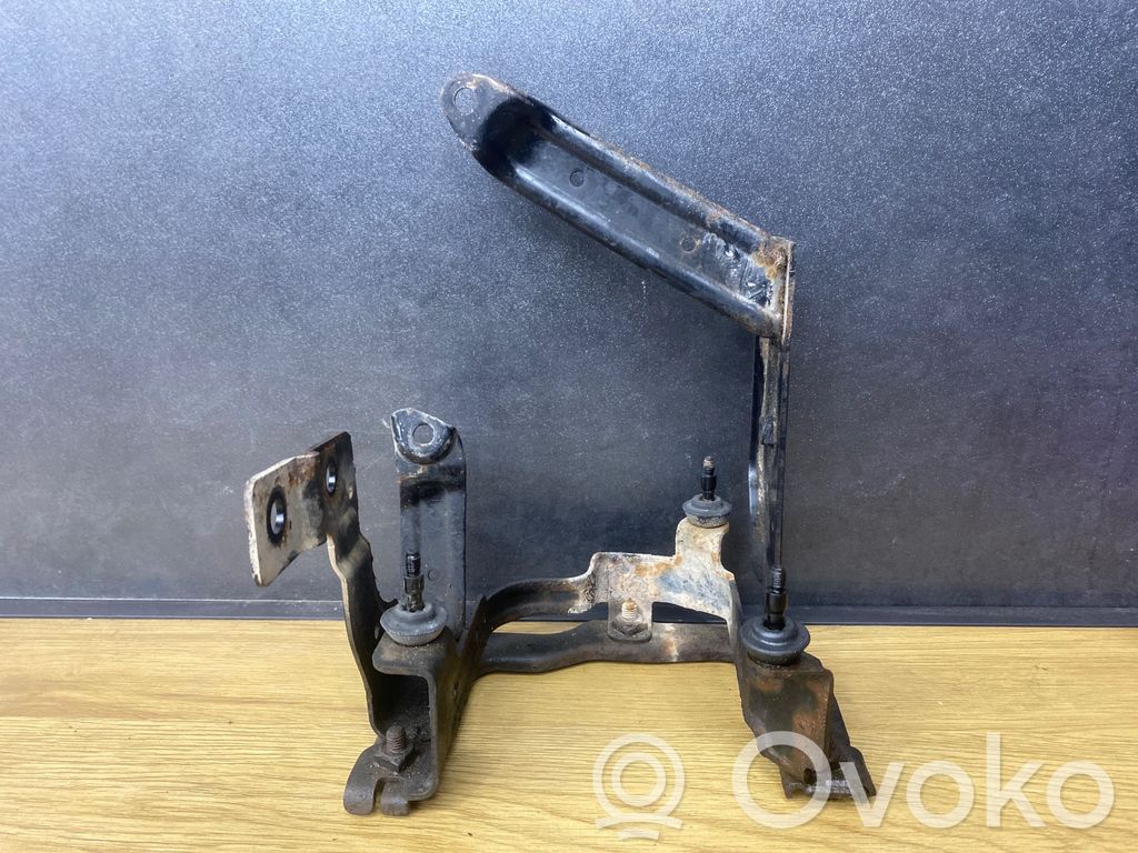 Volvo V50 Power steering pump mounting bracket 