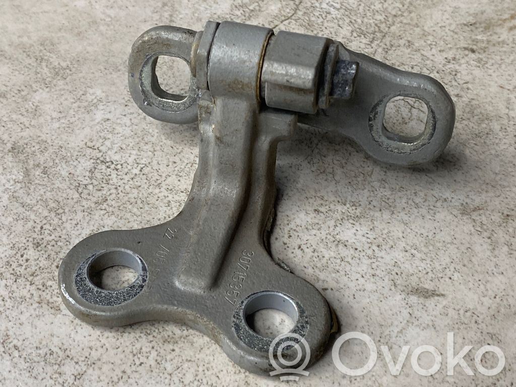 Volvo V50 Front door lower hinge 