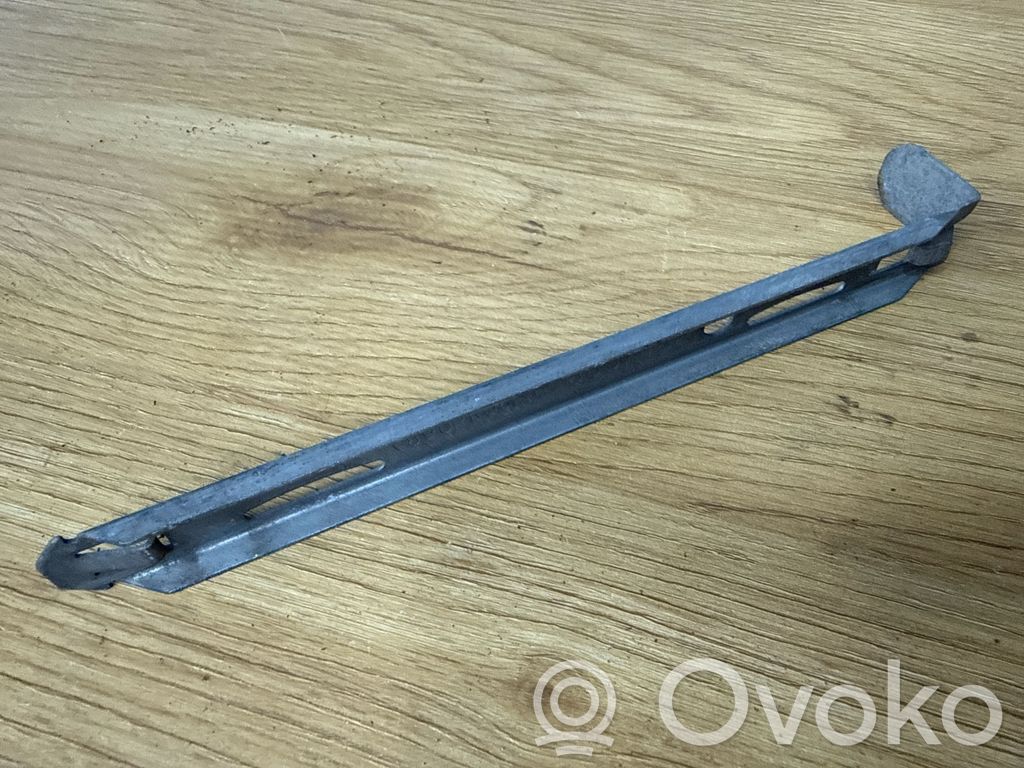 Volvo XC90 Headlight/headlamp mounting bracket 
