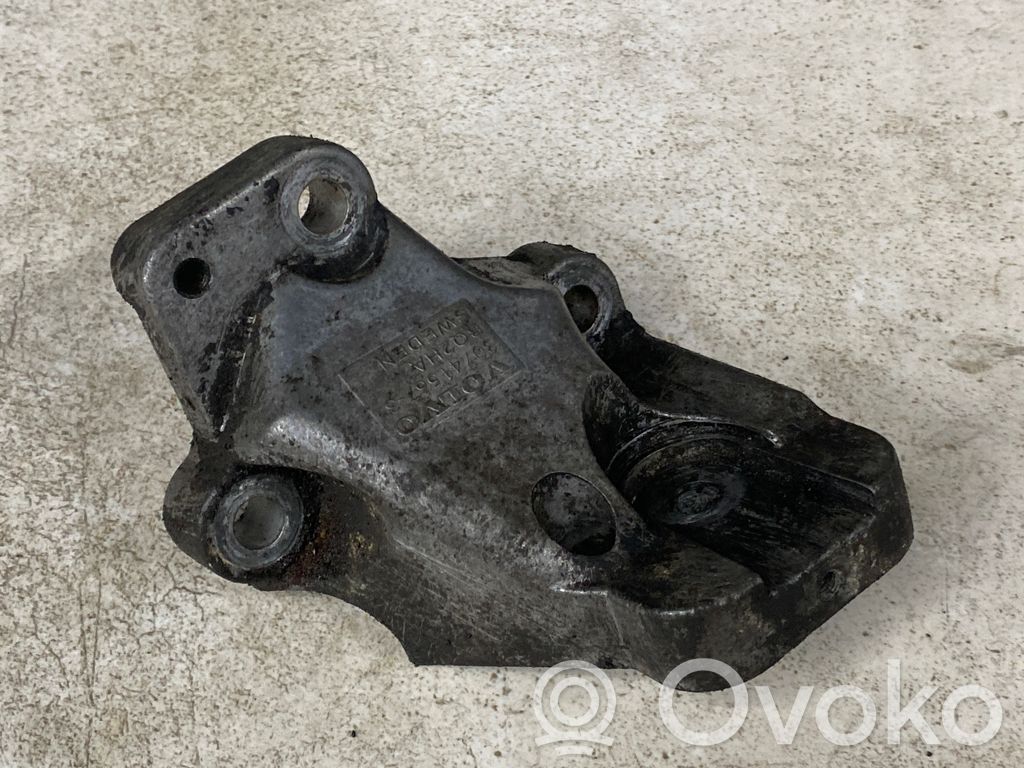 Volvo XC90 Engine mounting bracket 