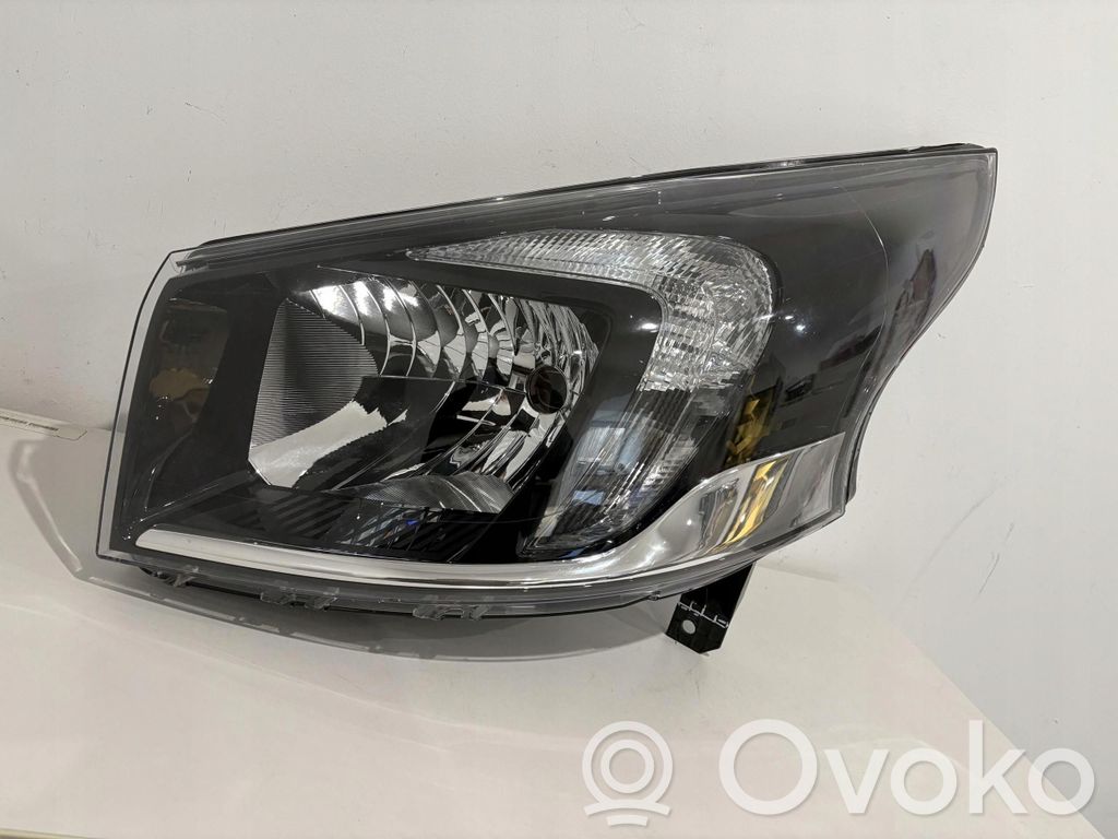 Opel Vivaro Lampa przednia 