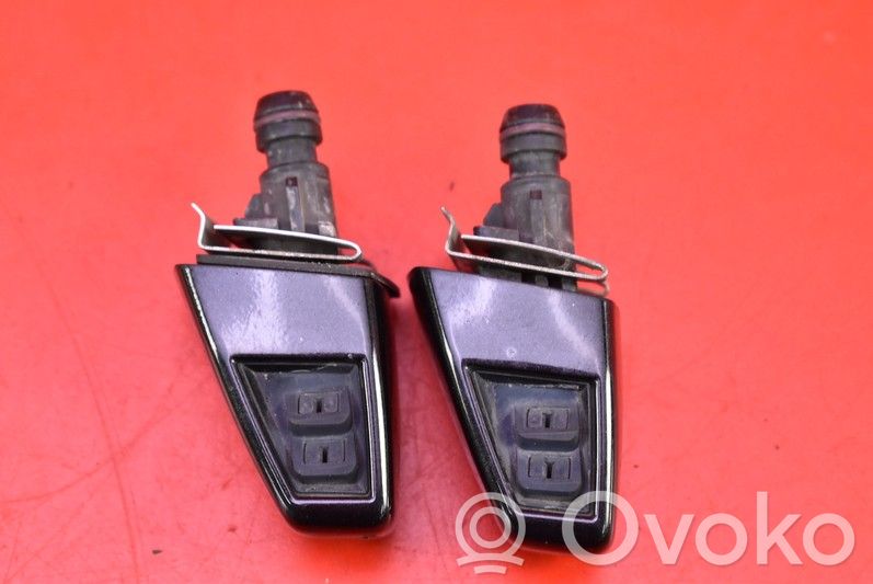 Windshield washer spray nozzle