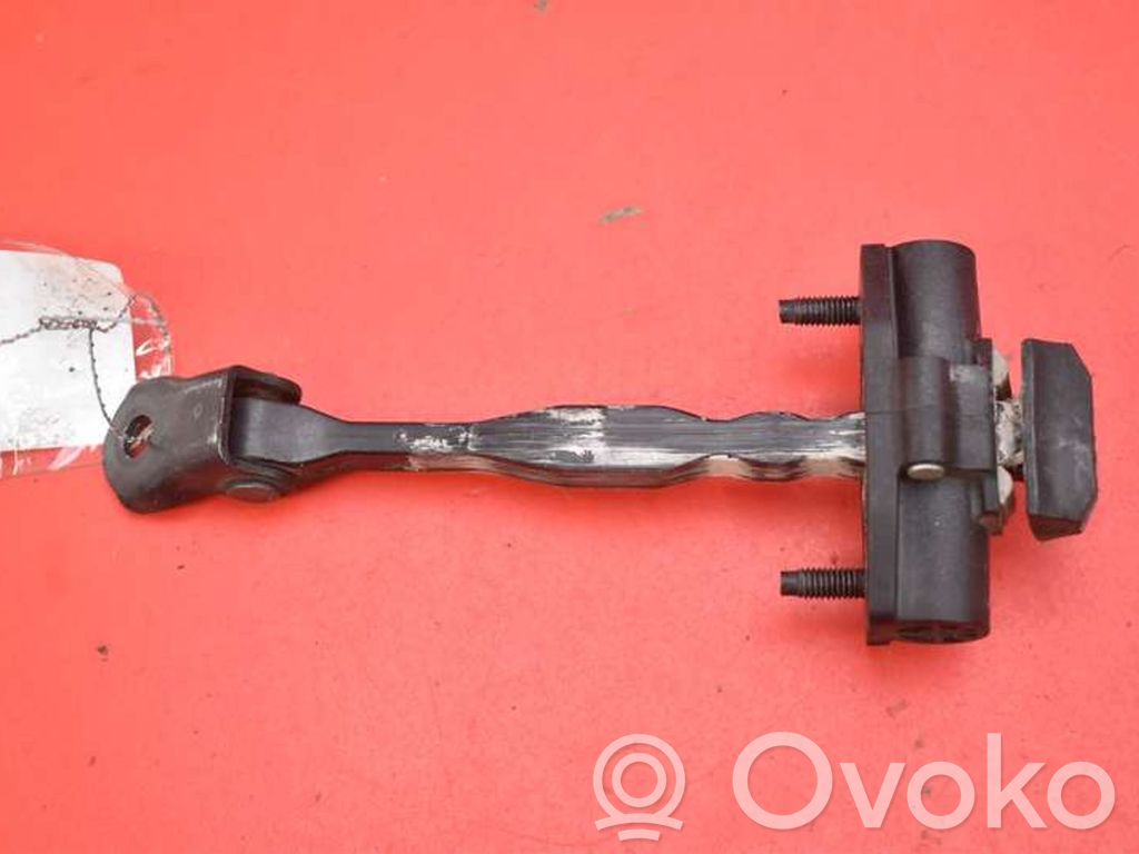 Opel Astra K Etuoven pidätin 