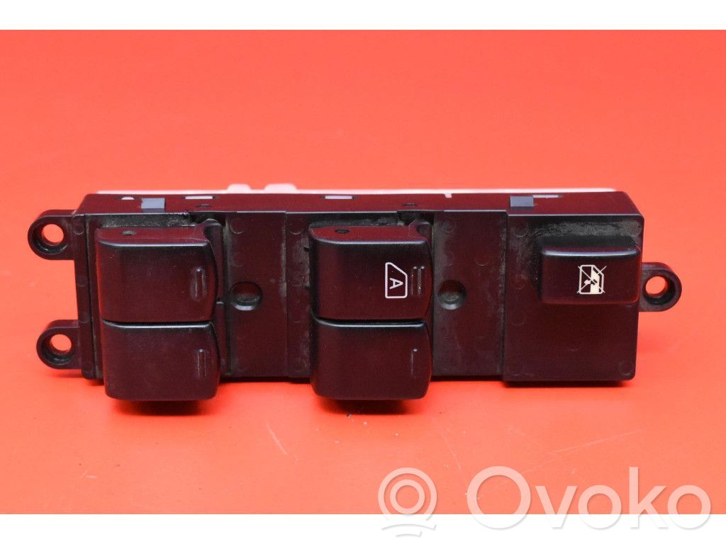 Nissan Note (E11) Electric window control switch 