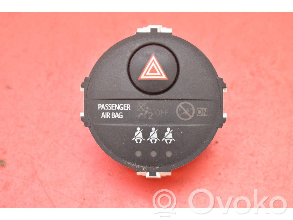 Toyota Yaris Interruttore luci di emergenza