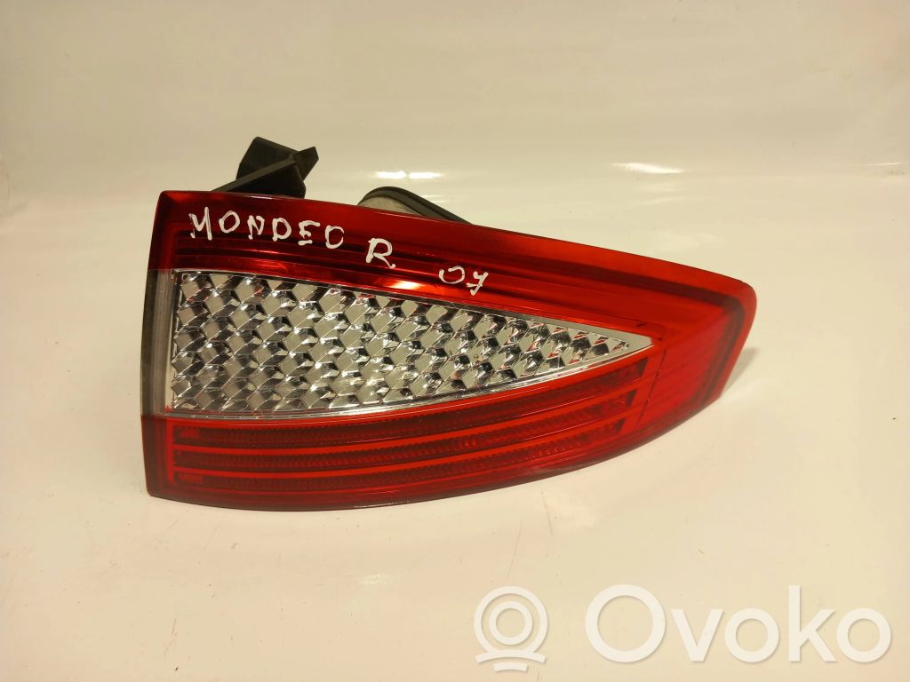 Ford Mondeo MK IV Aizmugurējais lukturis virsbūvē 