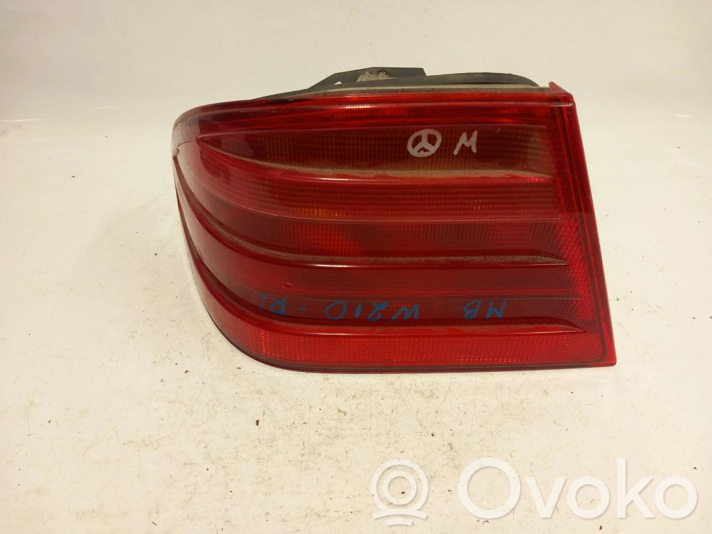 Mercedes-Benz E W210 Aizmugurējais lukturis virsbūvē 