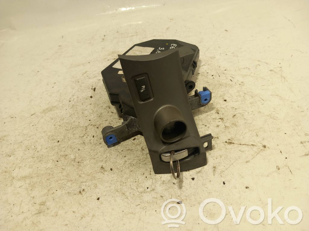 BMW 7 E65 E66 Užvedimo spynelė 