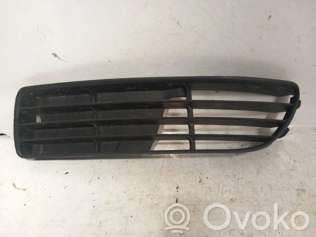 Audi A4 S4 B5 8D Rejilla inferior del parachoques delantero 