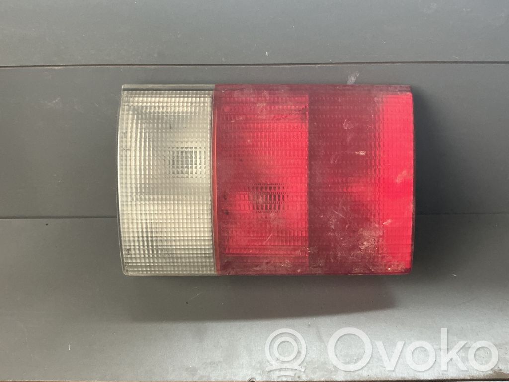 Lampy tylnej klapy bagażnika   8A0945093