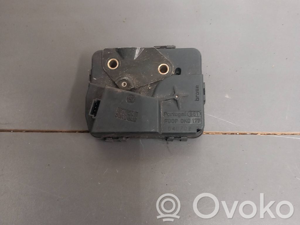 BMW 5 E60 E61 Aizmugurējā pārsega slēdzene 