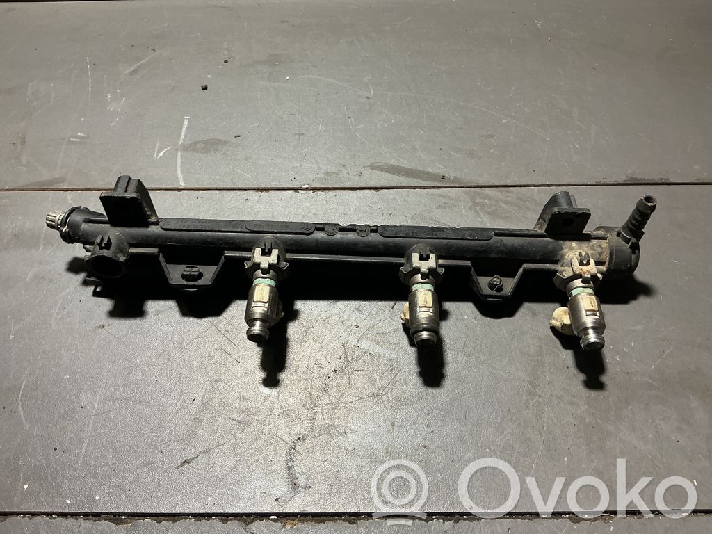 Volkswagen Golf V Listwa wtryskowa 