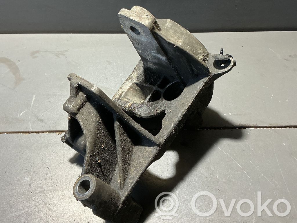 Volkswagen Transporter - Caravelle T5 Engine mounting bracket 