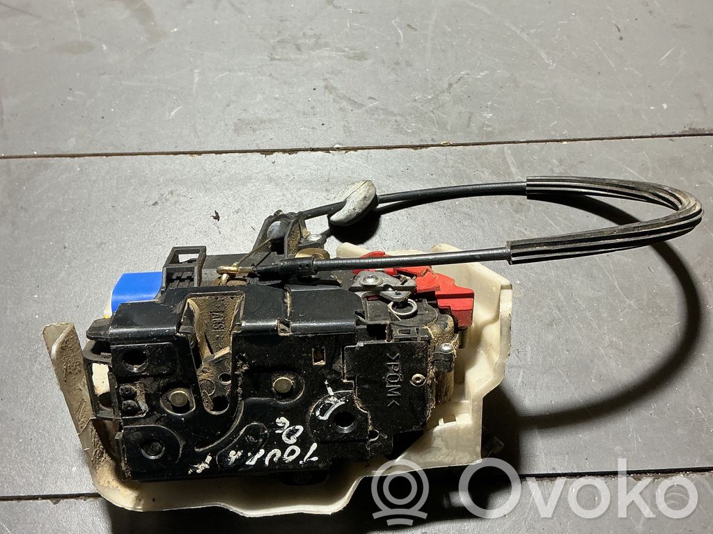 Volkswagen Touran I Front door lock 