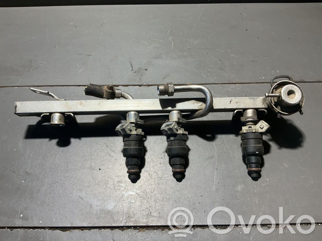 Audi A4 S4 B5 8D Polttoainepääputki 