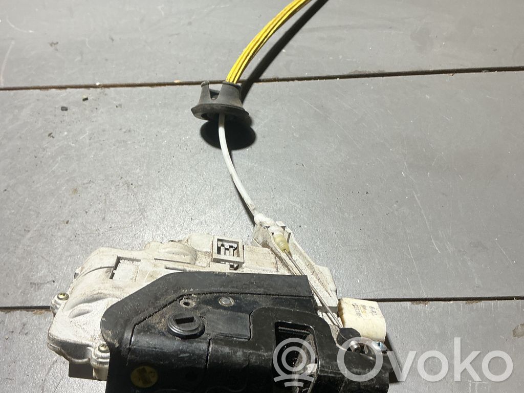 Audi A4 S4 B7 8E 8H Takaoven lukko 