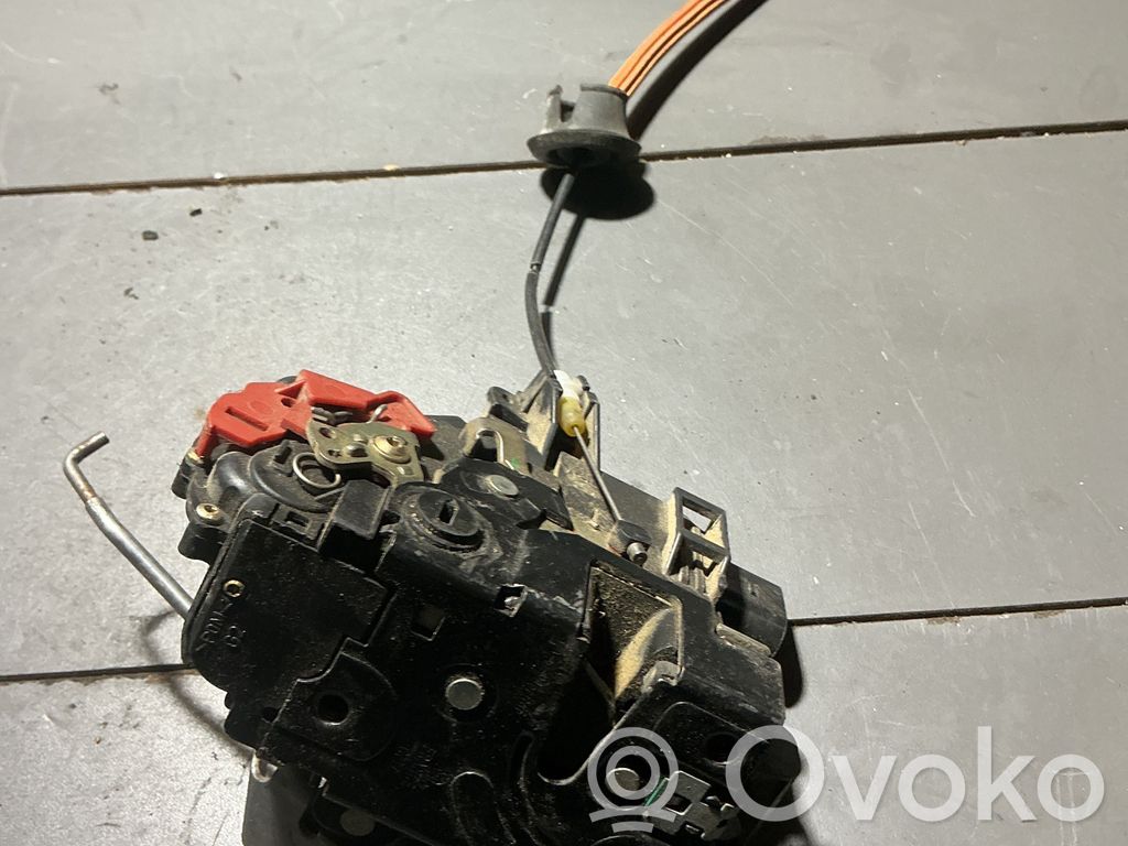 Audi A4 S4 B6 8E 8H Takaoven lukko 