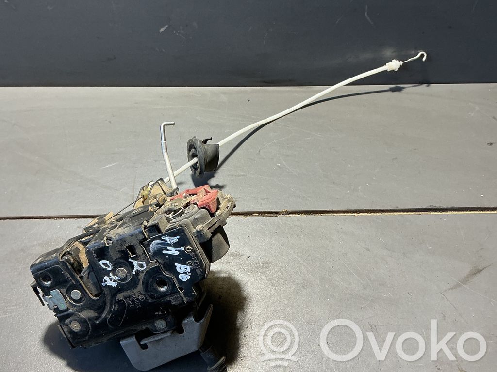 Audi A4 S4 B6 8E 8H Priekšpusē slēdzene 