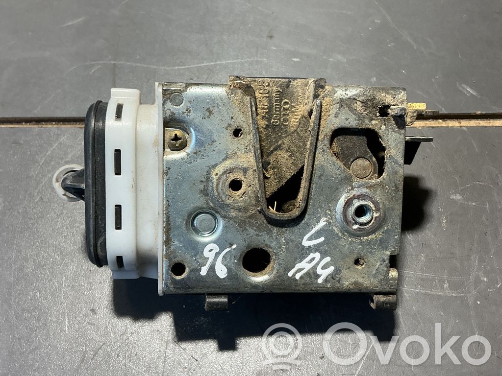 Audi A4 S4 B5 8D Takaoven lukko 