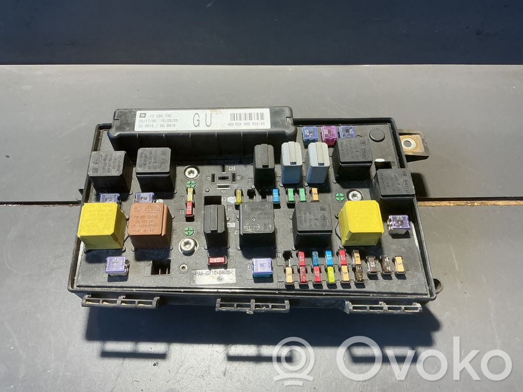 Opel Zafira B Fuse module 