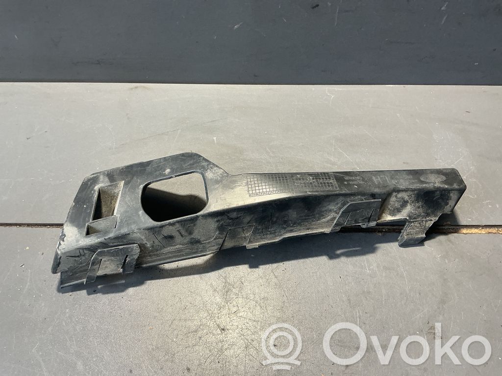 Ford Focus Etupuskurin kannake 