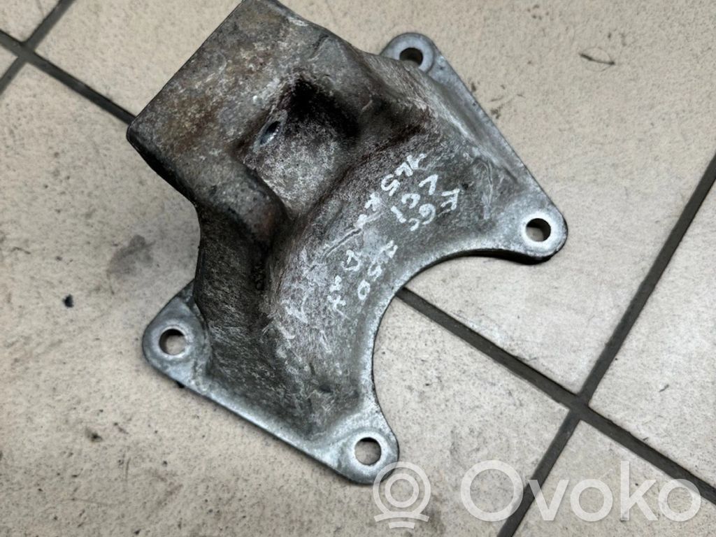 BMW 5 E60 E61 Engine mounting bracket 