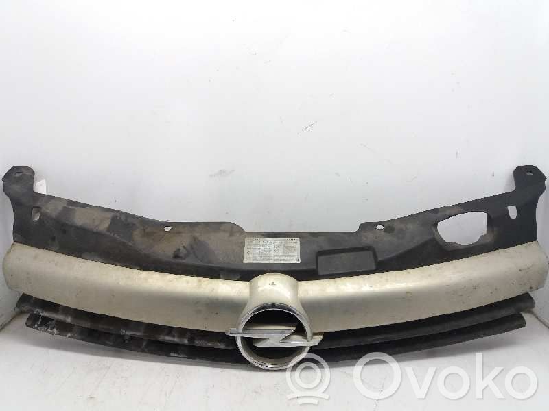 Opel Astra H Etusäleikkö 