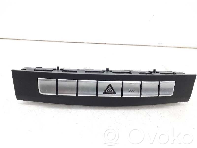 Mercedes-Benz E W212 Botón interruptor de luz de peligro
