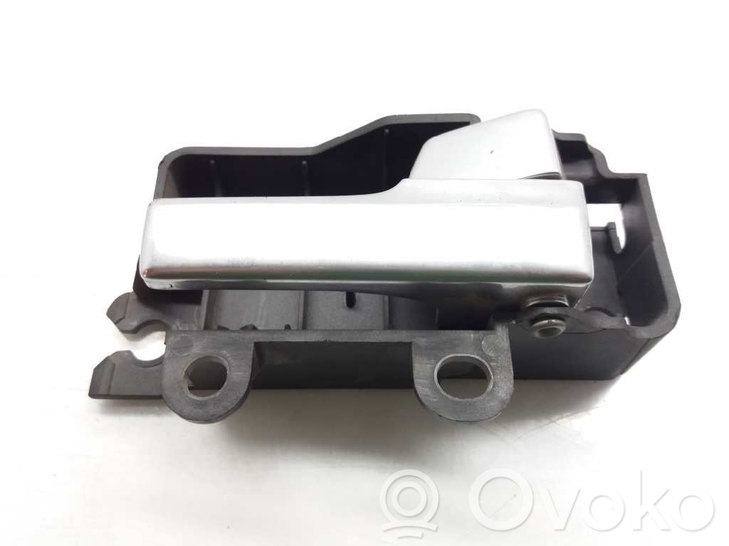 Manecilla interna puerta trasera   8M51R22600