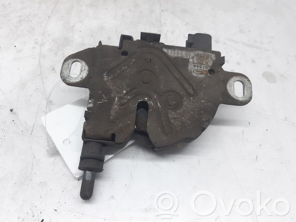 Ford Focus Dzinēja pārsega slēdzene 