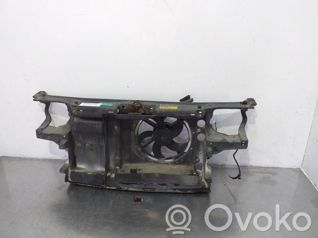 Volkswagen Vento Pas przedni 