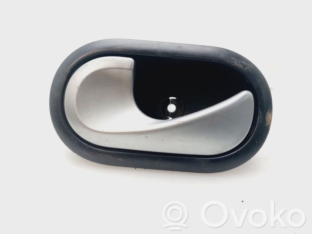 Renault Clio III Manecilla interna puerta trasera 