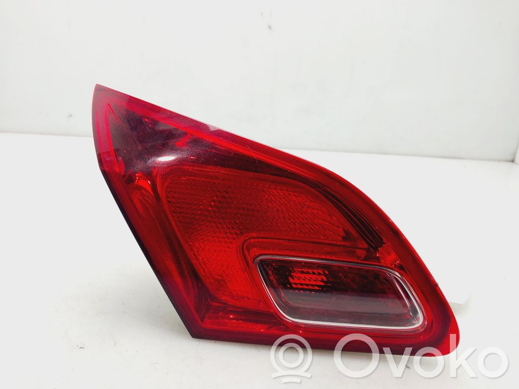 Opel Astra J Aizmugurējais lukturis pārsegā 