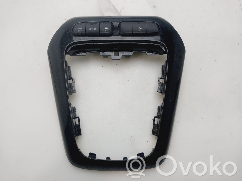 Opel Corsa F Consola central 