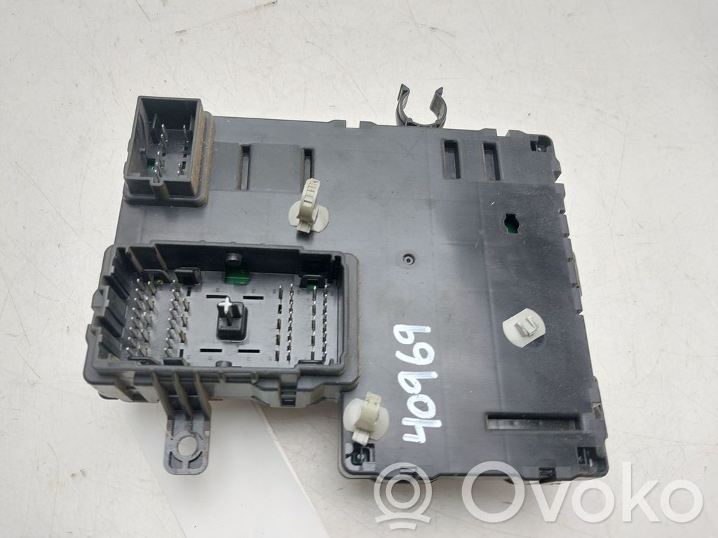 KIA Carnival Fuse module 