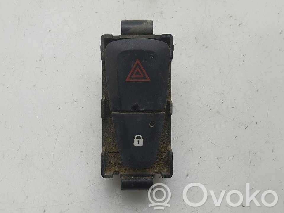 Dacia Dokker Hätävilkkujen kytkin 