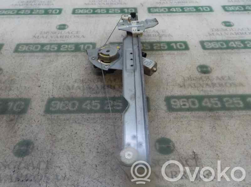Regulador manual de la ventanilla delantera   807206838R,3L3011G