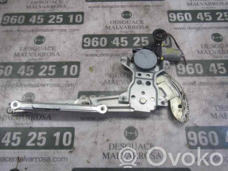 Regulador manual de la ventanilla delantera