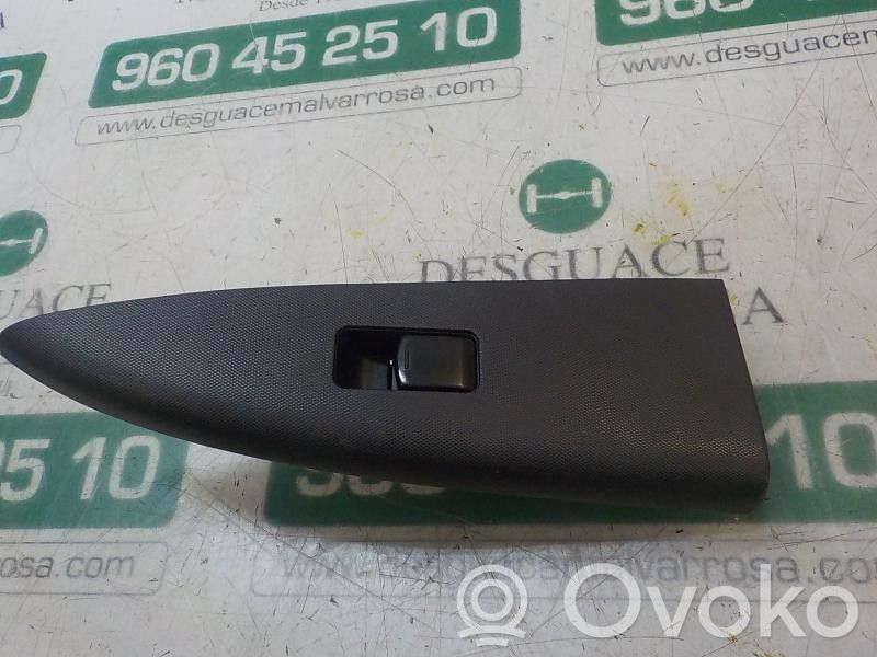 Nissan Note (E11) Electric window control switch 